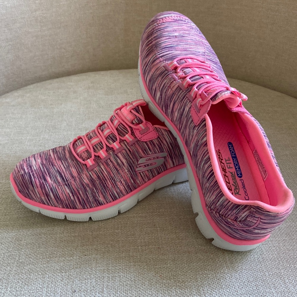 Sketchers: size 7.5 Color: pink